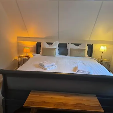 't Esdoorntje بيت للعطل إبّ